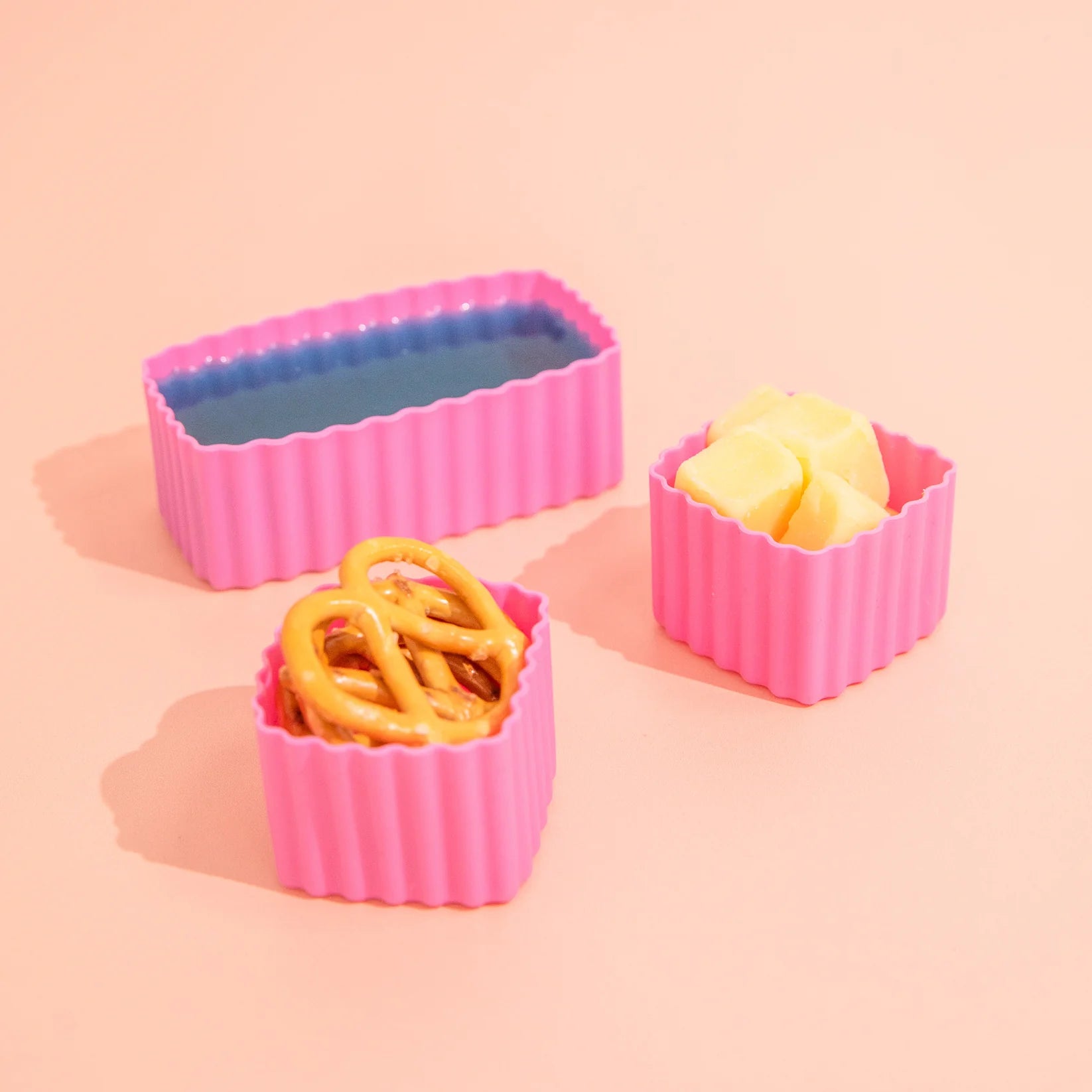 Child’s lunch packed with MontiiCo Floss Bento Cups filled with fruit and yoghurt