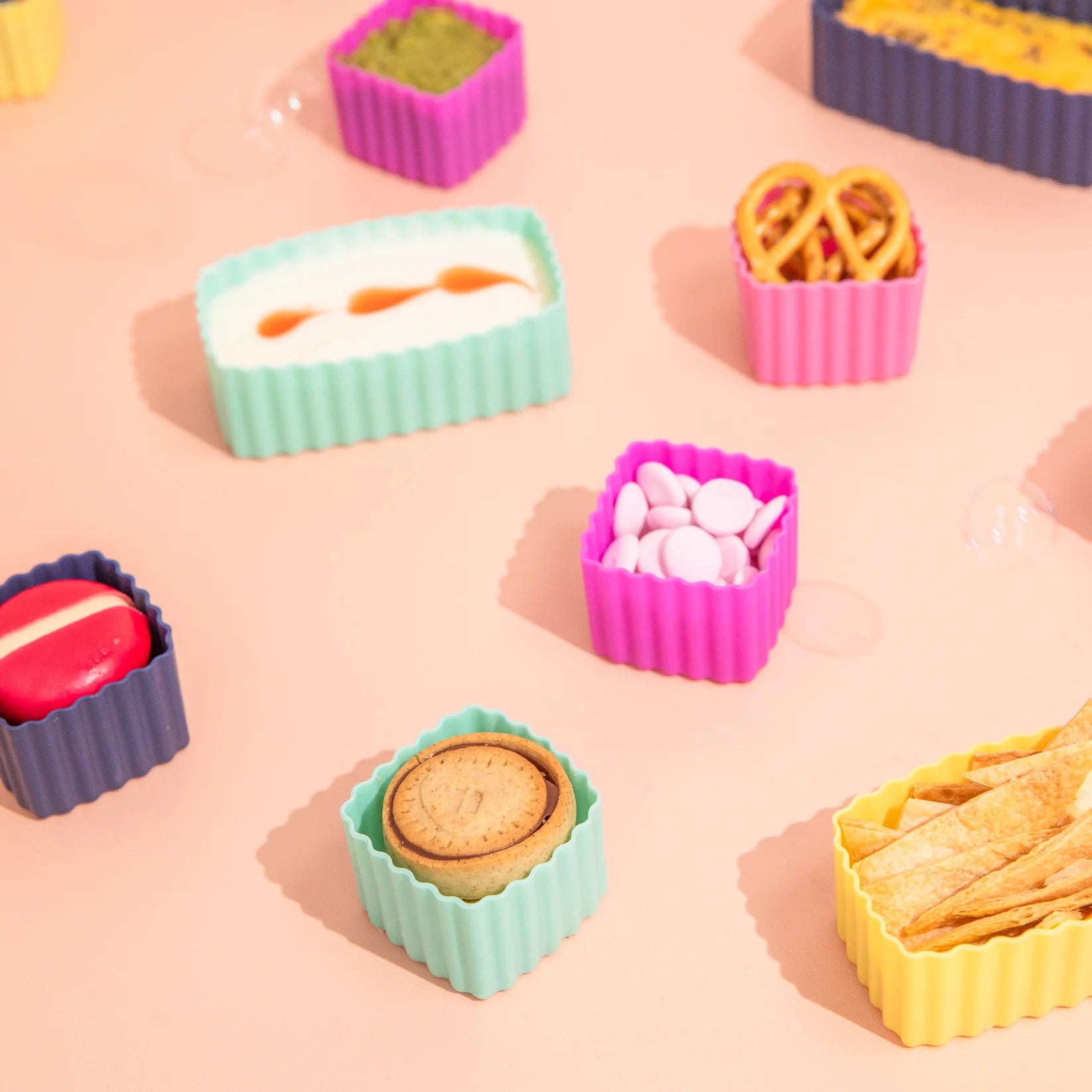 Child’s lunch packed with MontiiCo Floss Bento Cups filled with fruit and yoghurt